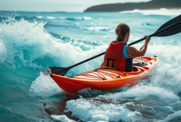 découvrez le kayak à marée haute, une expérience palpitante pour affronter les vagues et admirer la splendeur sauvage de l'océan.